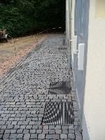Bild der Referenz Die wassergebundene Fl�che wird durch eine Natursteinpflasterfl�chen an der Orangerie ersetzt.