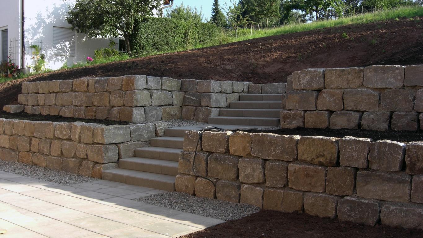 Referenz: Trockenmauer aus Kalkstein - KAROK Gartengestaltung und